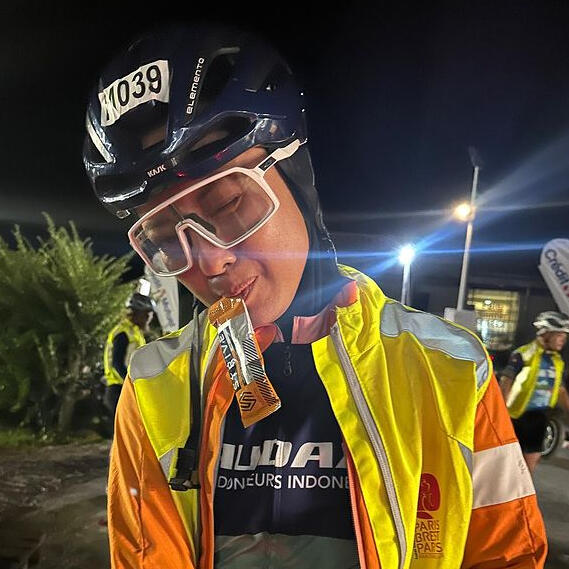 Pesepeda Yang Sedang Mengonsumsi Strive Gel